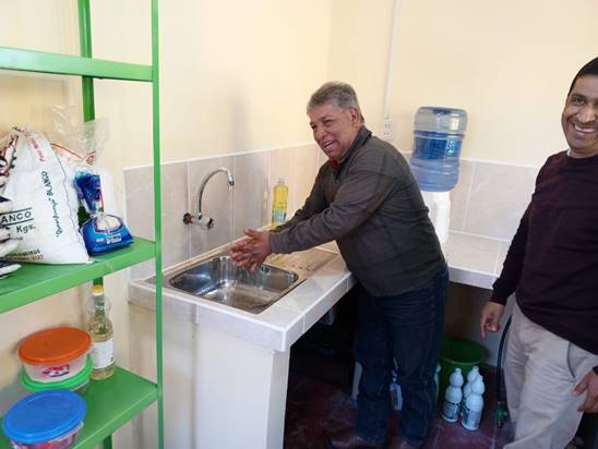 Fließendes Wasser in der Küche! Das erfreut auch den Bürgermeister des Landkreises.